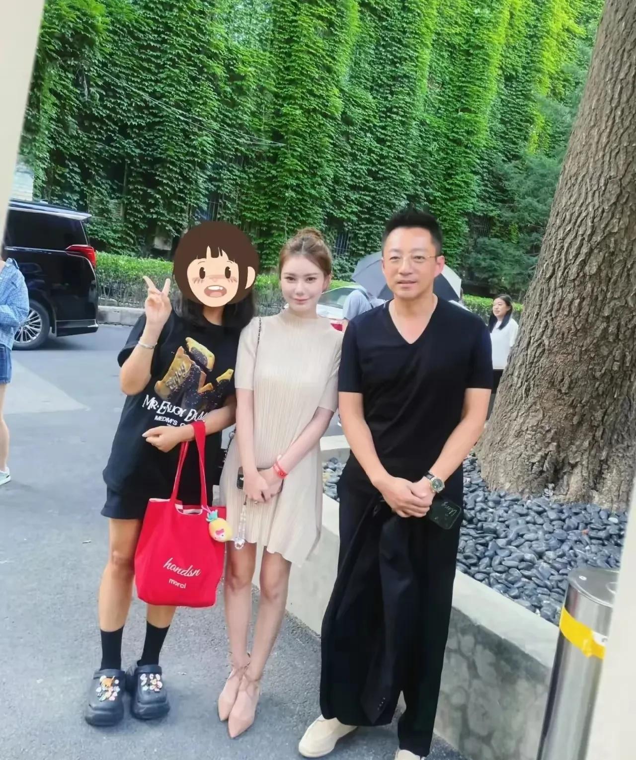 有网友在北京街头偶遇了汪小菲和马筱梅，两个人很接地气配合网友拍照。汪小菲看上去好