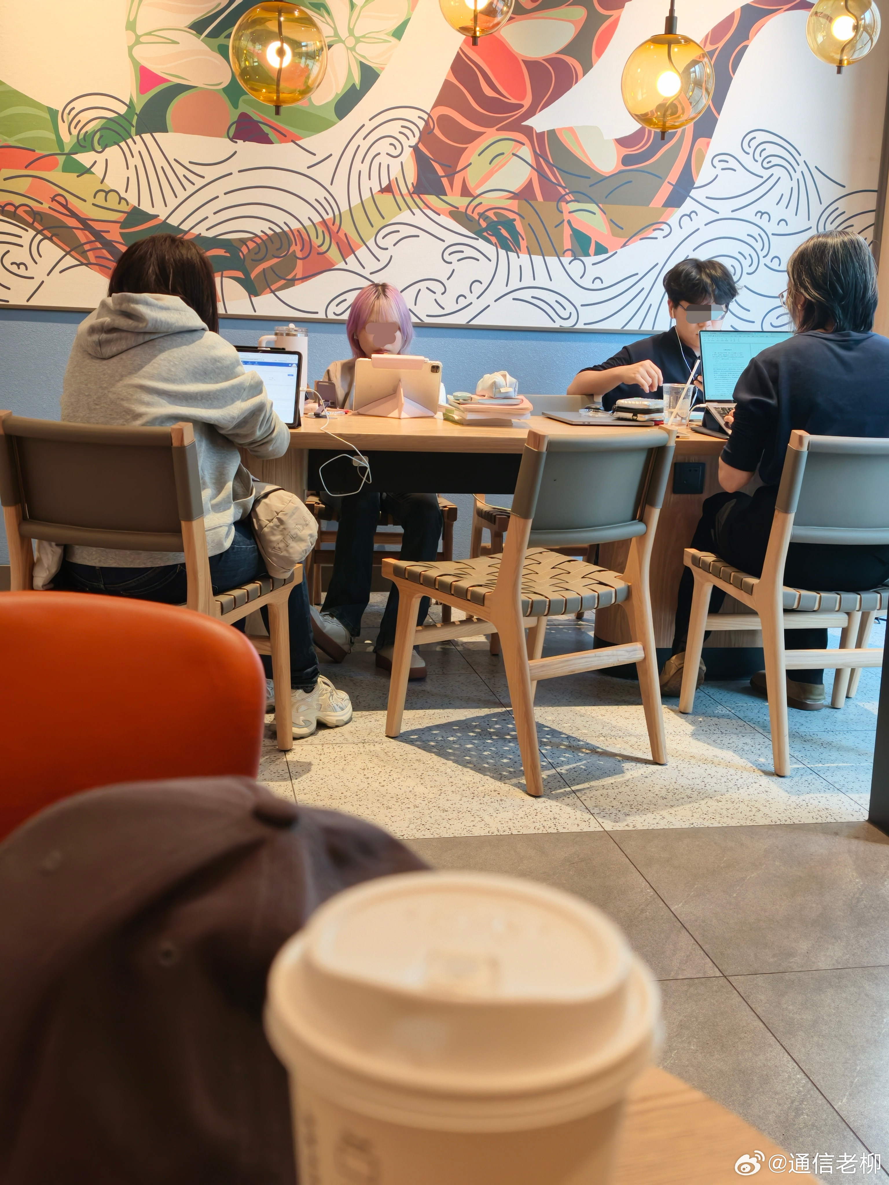 大周末的，星巴克里都成这样了，年轻人这么卷吗？就我一个来喝咖啡玩手机的都快不好意