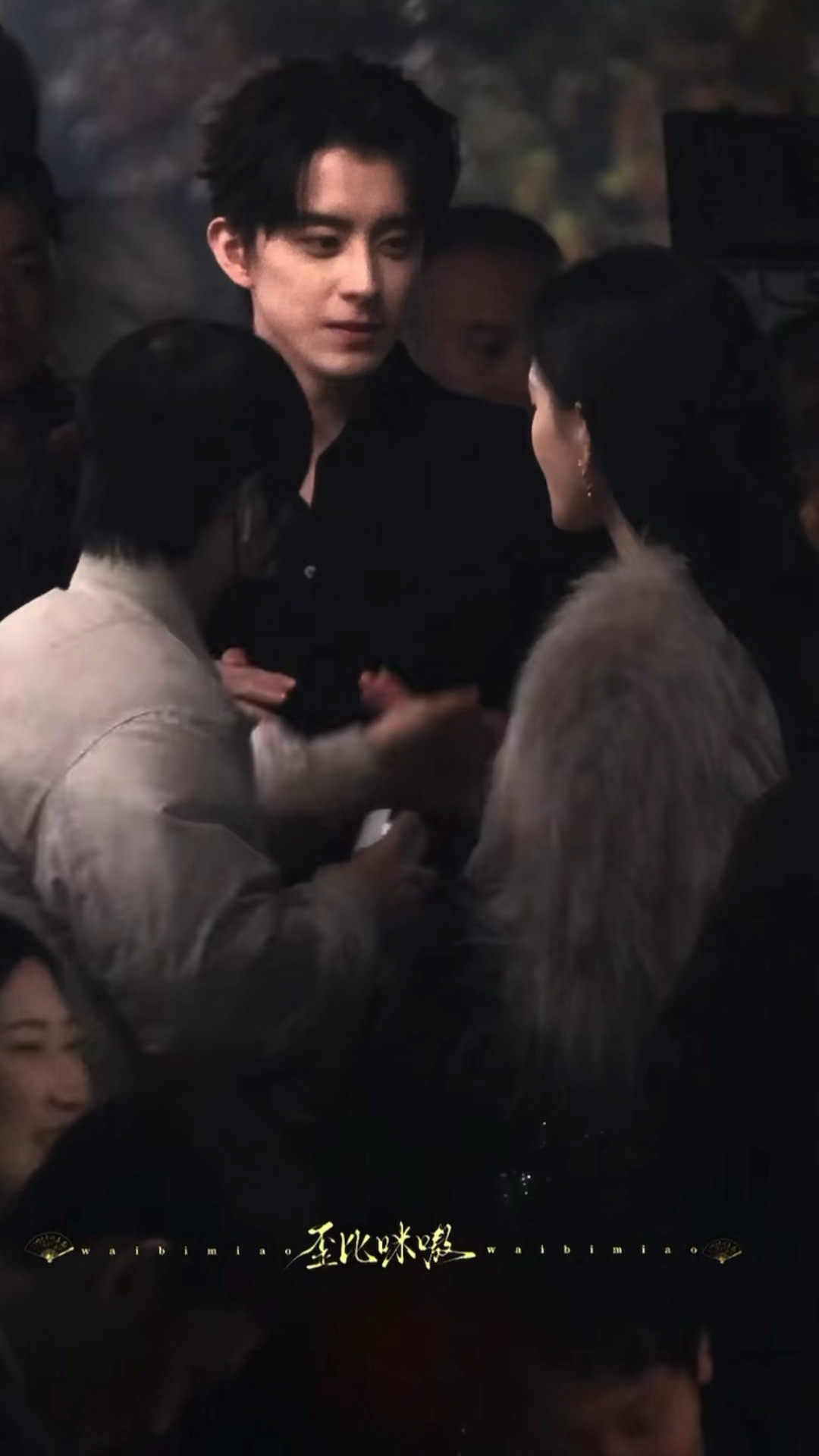 谁懂敖瑞鹏单手插兜social的性感程度，岑森和酒红色丝绒西装绝配！敖瑞鹏单手插