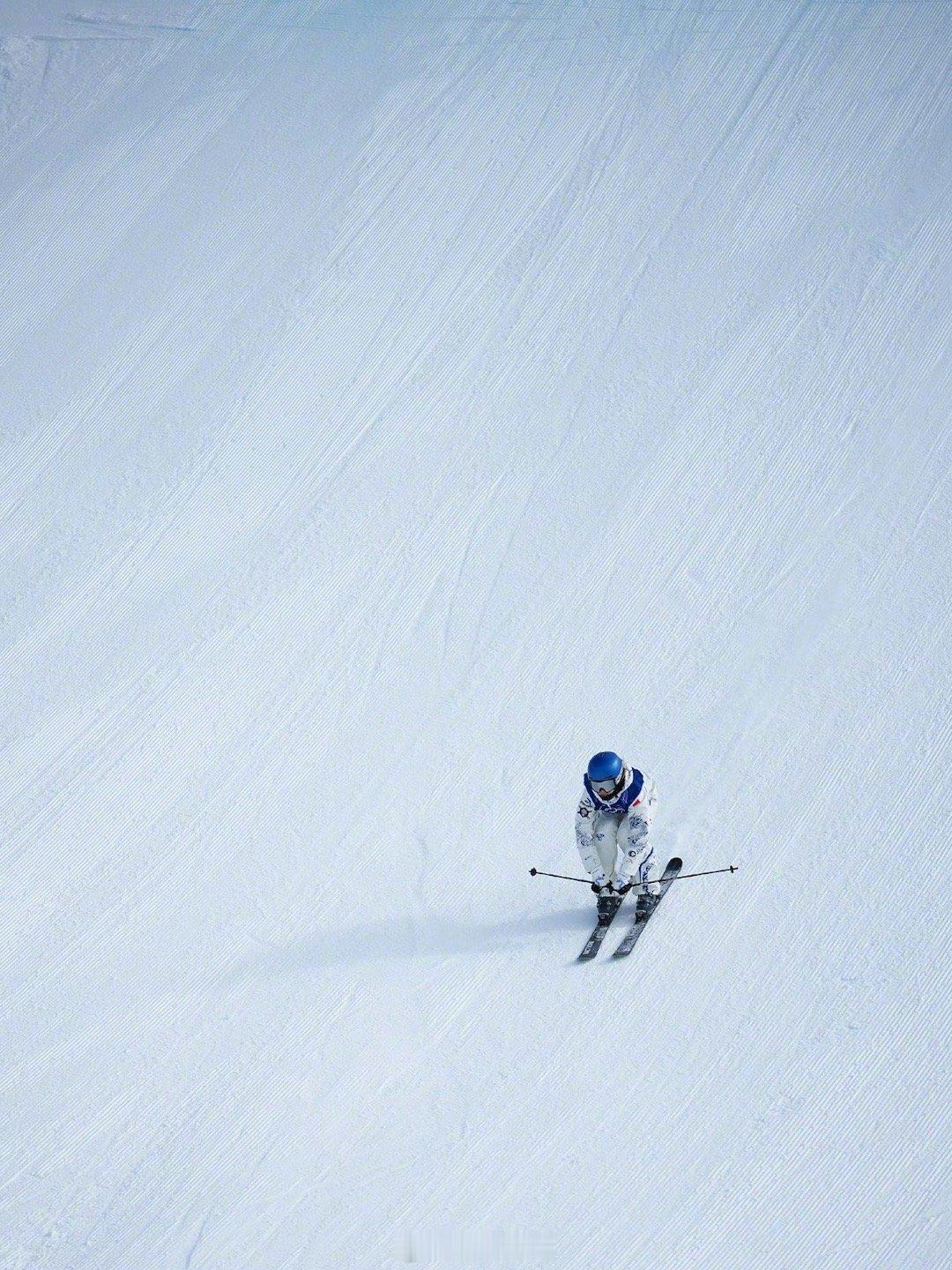 谷爱凌这套动作太丝滑从冬奥赛道到名校课堂，从竞技之巅到时尚前沿，她始终在做同一