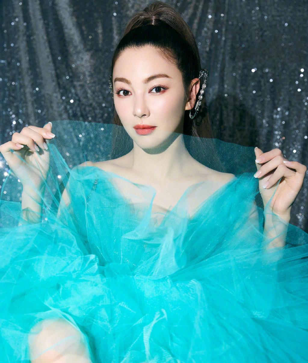 张雨绮一直走在时尚的前沿，什么风格都能驾驭。
