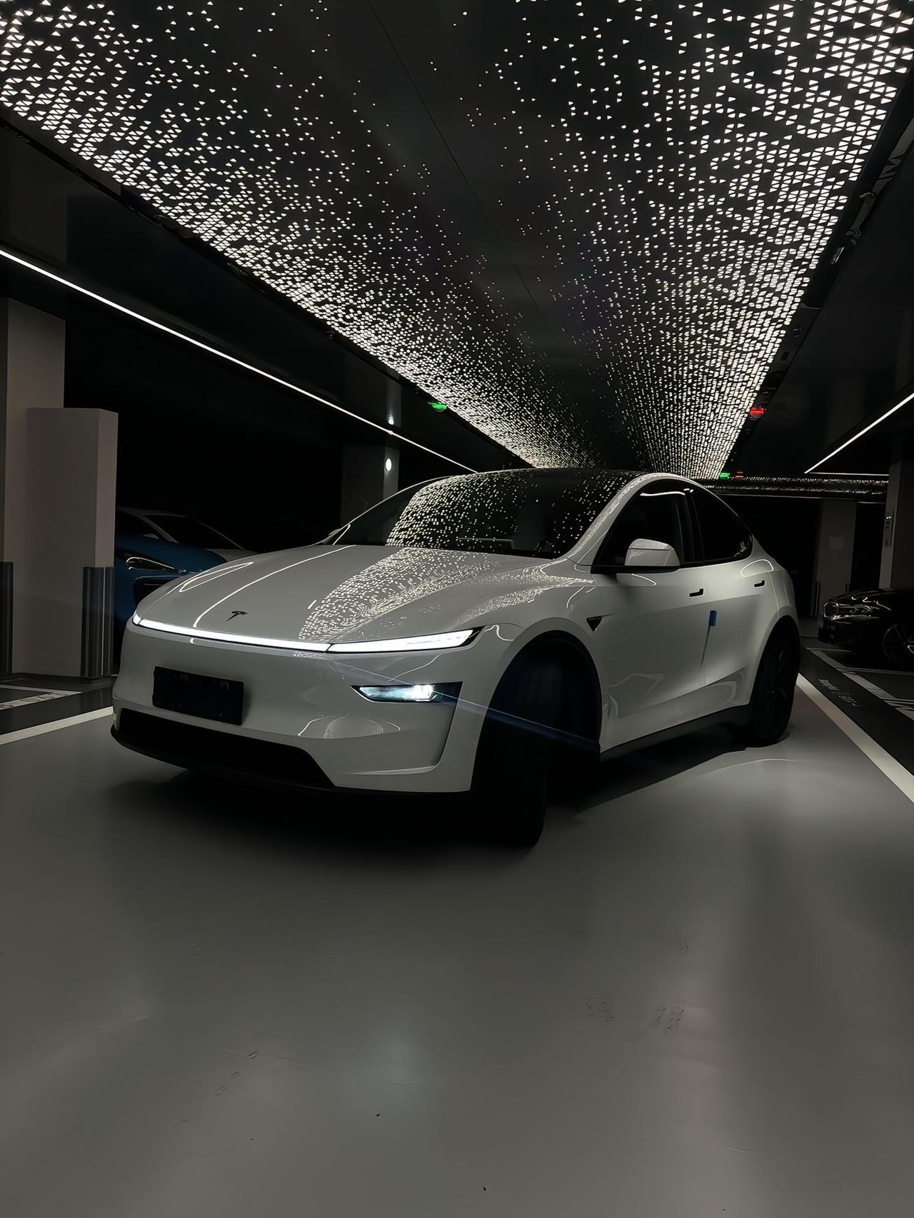 😟今天一早刷新闻，看到一条消息说特斯拉在美国的销量“崩了”。仔细一看数据，好