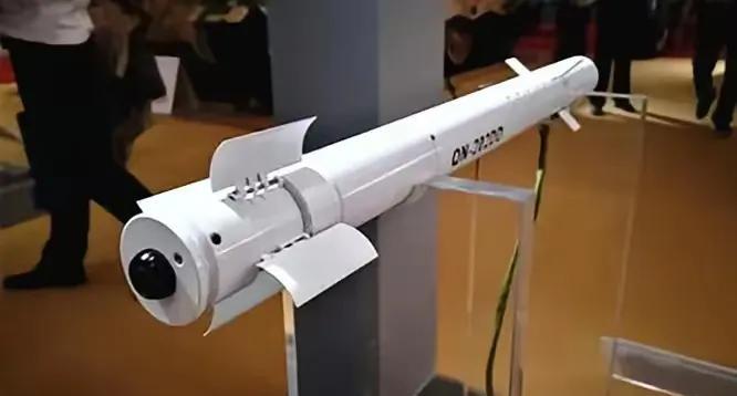 最近军工圈炸出一枚"小钢炮"——中国QN-202微型导弹火了。这枚被军迷戏称为"