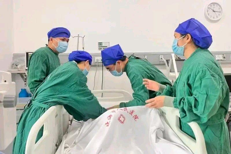 广西北海这个5岁坠楼女孩太让人揪心了。10月10日晚，她在妈妈洗澡时，因防盗网铁