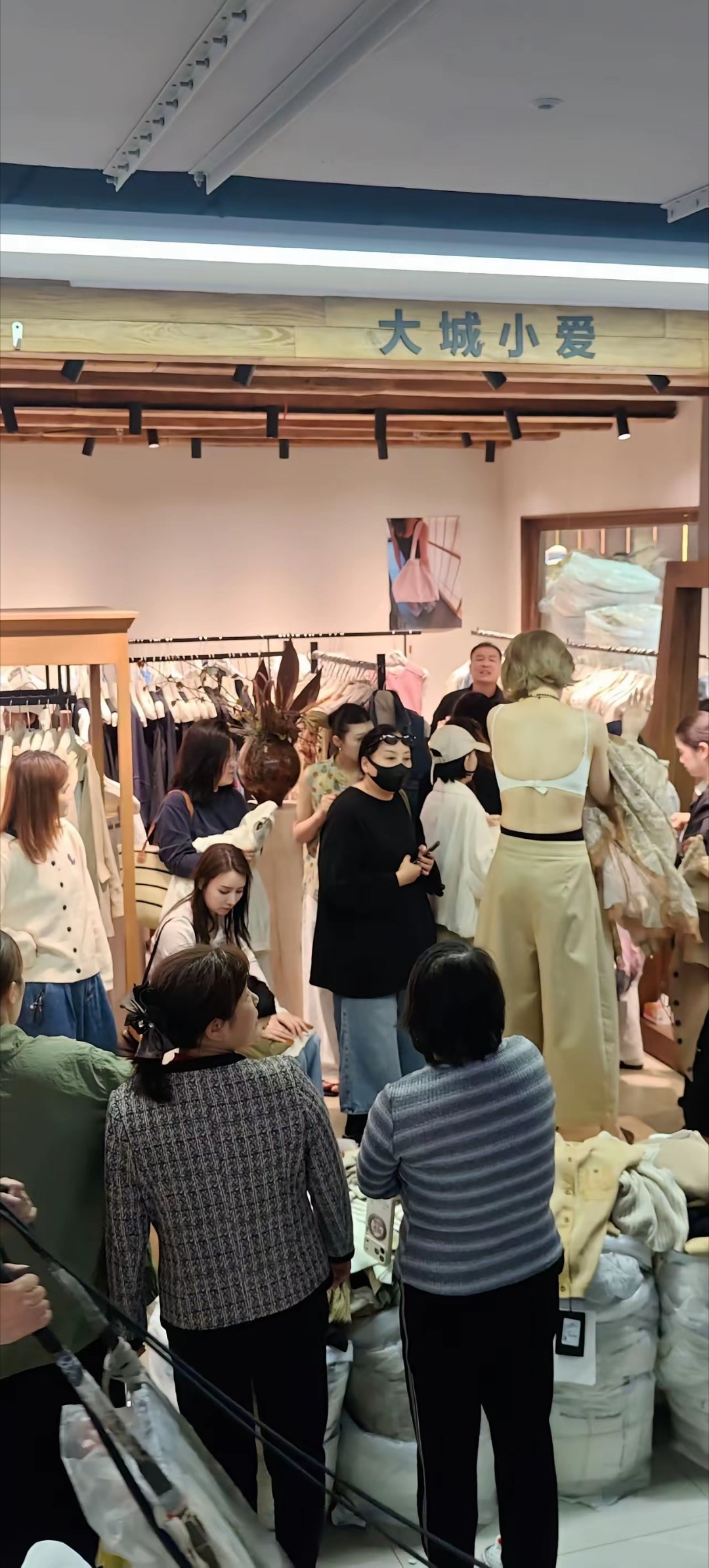 和朋友逛四季青看现场模特展示表演，顾客看中哪一件，就要求模特马上穿上看一下，其实