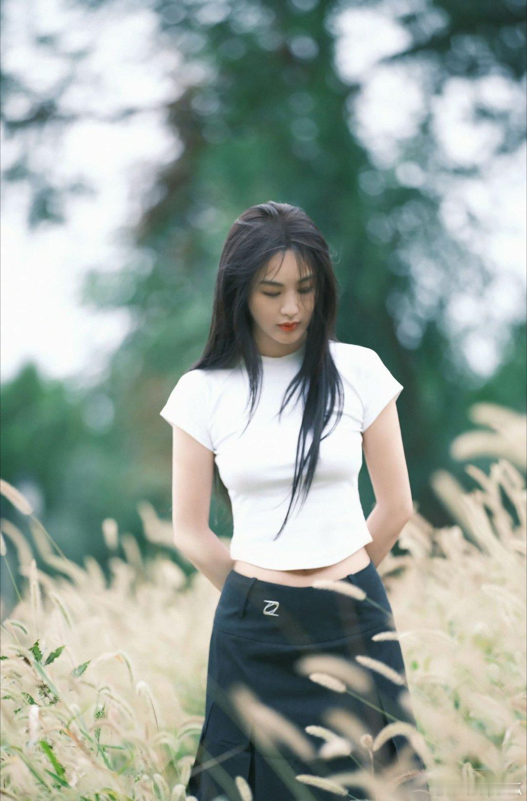 李菲儿溢出屏幕的鲜活感李菲儿的照片总能精准戳中我，那种不费力的松弛感和眼里的光，