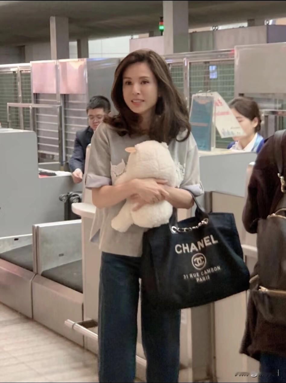 李若彤胖了真好看！肉肉的，真美！真的是有感，人年纪大了，还是要胖一点好看。这