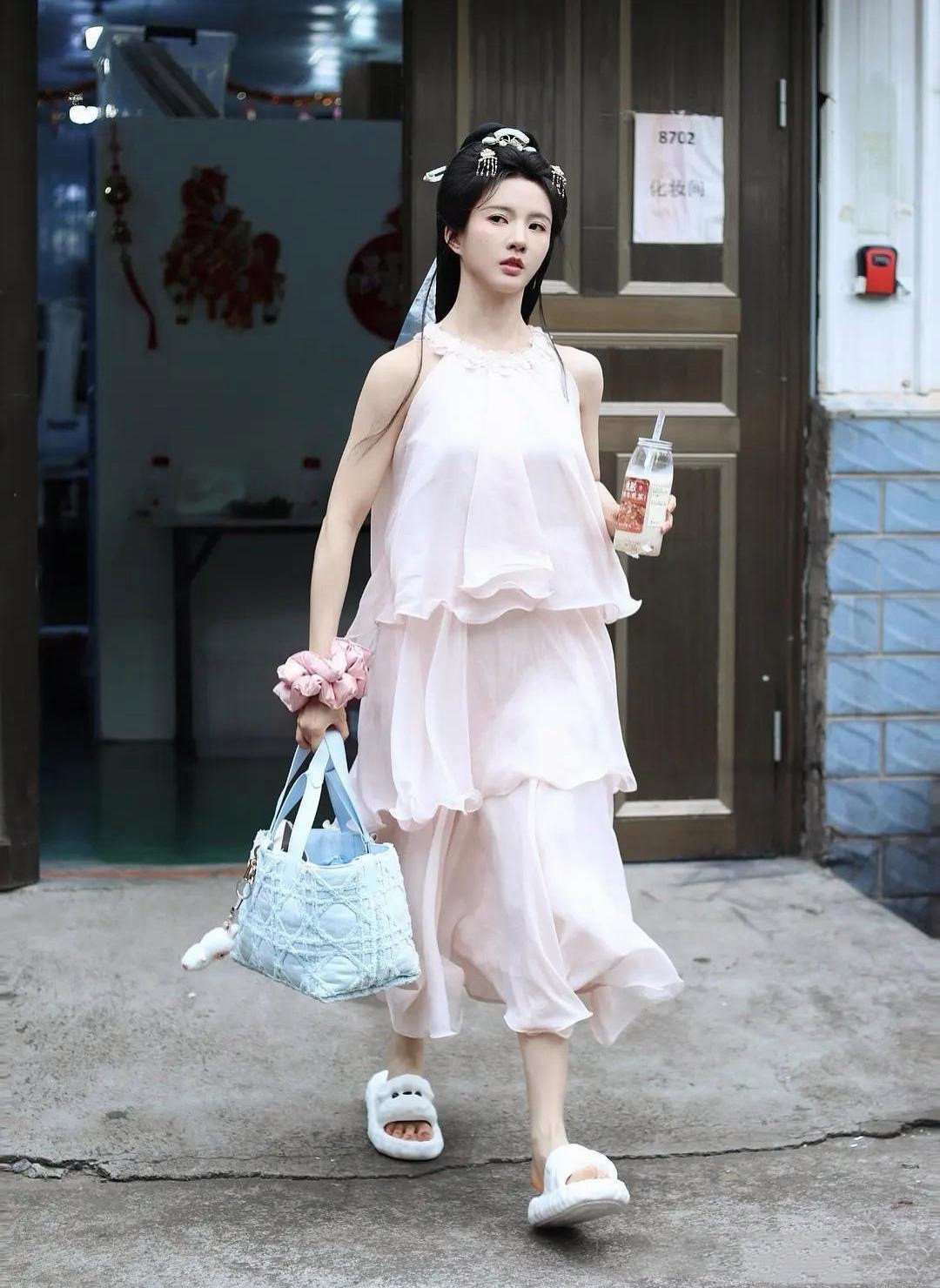 明明是同一条裙子，咋有一条这么像山寨的