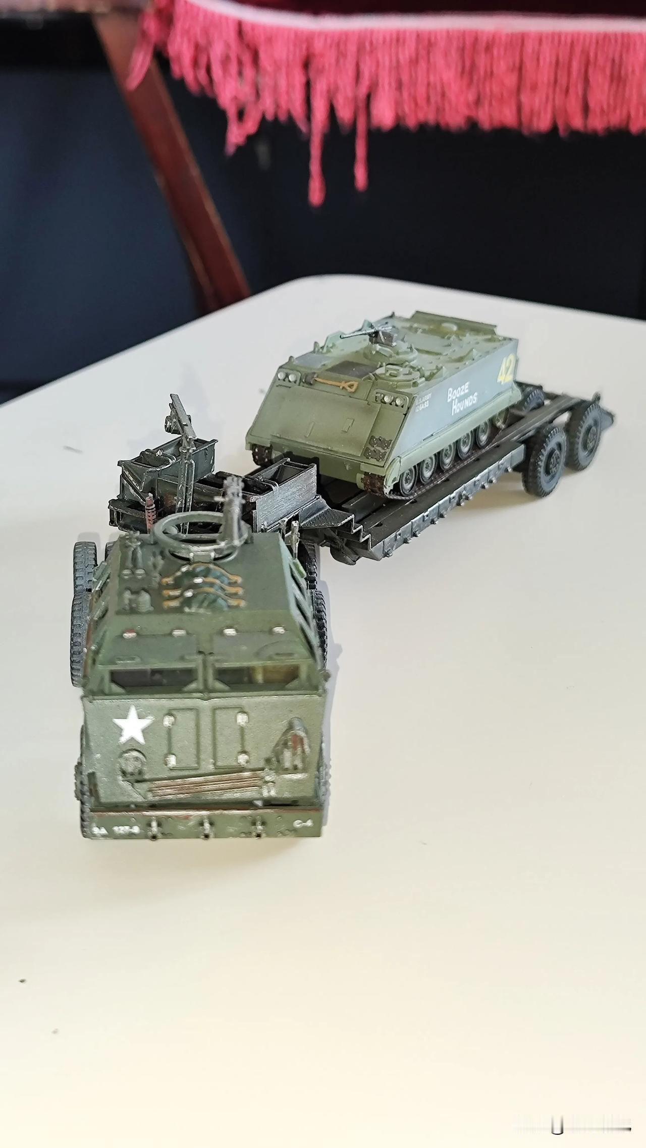 M26重型拖车是美军在二战期间为解决战场重型装备运输需求研制的大型拖车，由西雅图