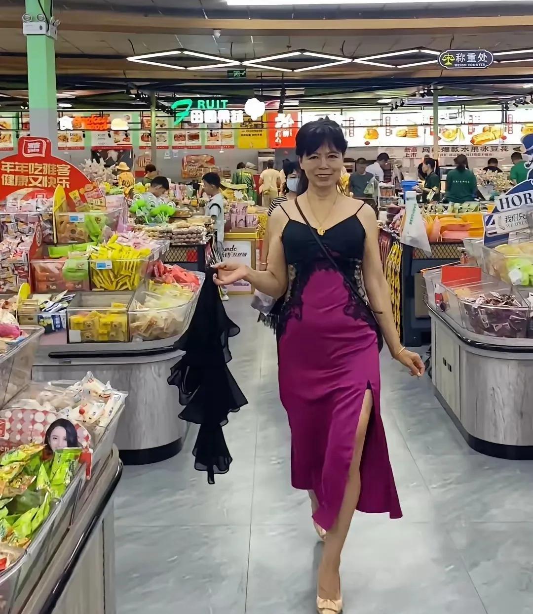 哇塞！“中国大妈”真的是神一般的存在，无处不在啊！在超市偶遇这两位大妈，一位身