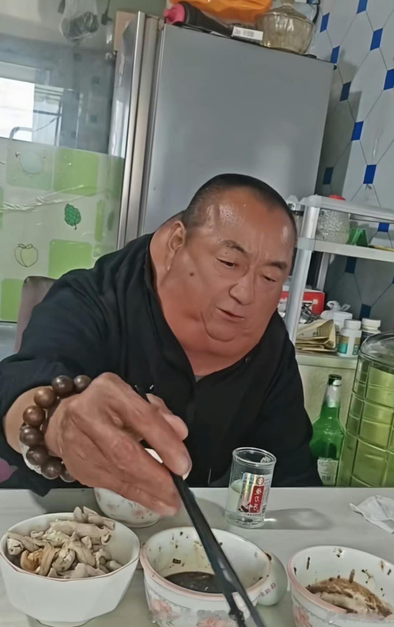 大哥一看就不是一般人，吃的也不错
