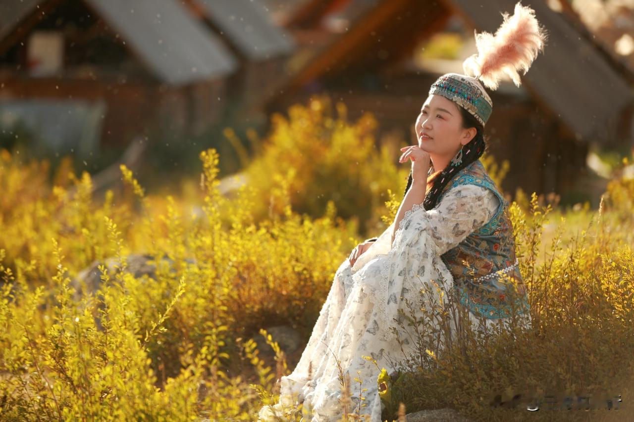 🍂喀纳斯的秋日私语当秋风掠过阿勒泰的山脊，喀纳斯便褪去绿装，浸