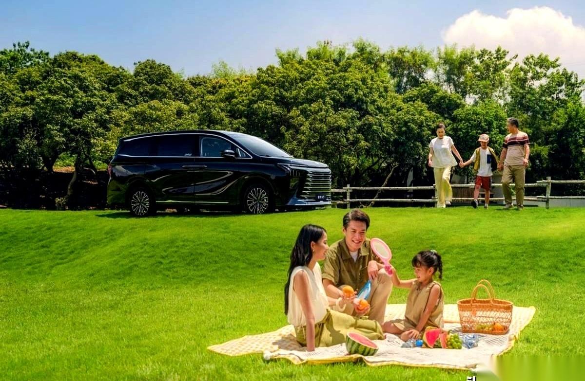 以前全家出门,我最怕我爸说一句话:“要不我坐后备箱吧,反正我瘦。”每次听到这话