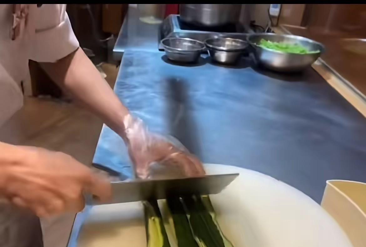 西贝贵也没毛病。市场经济。爱来不来。但是你既卖预制菜。又卖的这么贵。还不让人吐槽