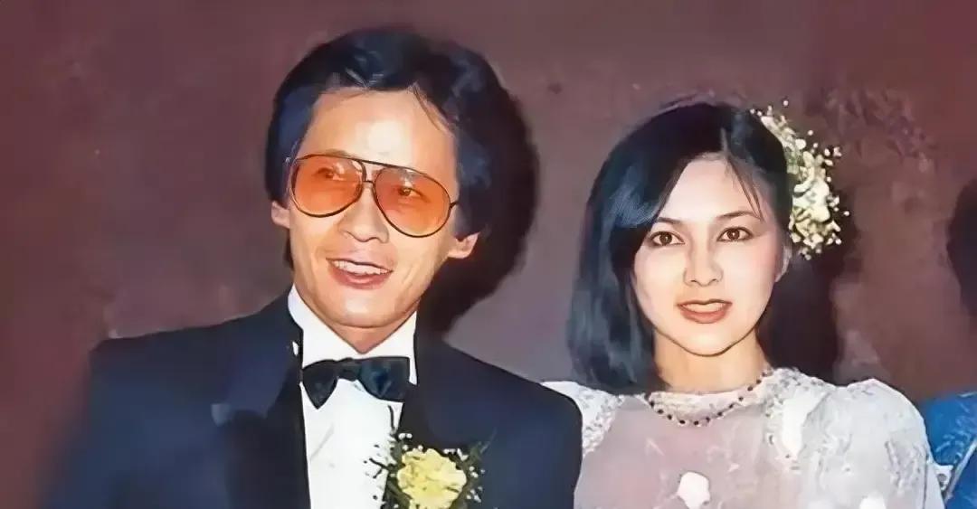 关之琳20岁闪嫁富商王国旌，不到一年就散伙，还被前夫当众骂虚荣。她把婚纱换成戏