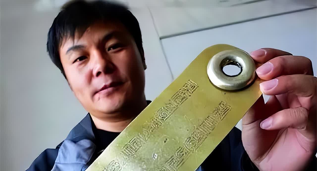 1999年，内蒙古一男子被债主追债，无路可逃时，突然想起父亲说过：有困难时，地窖