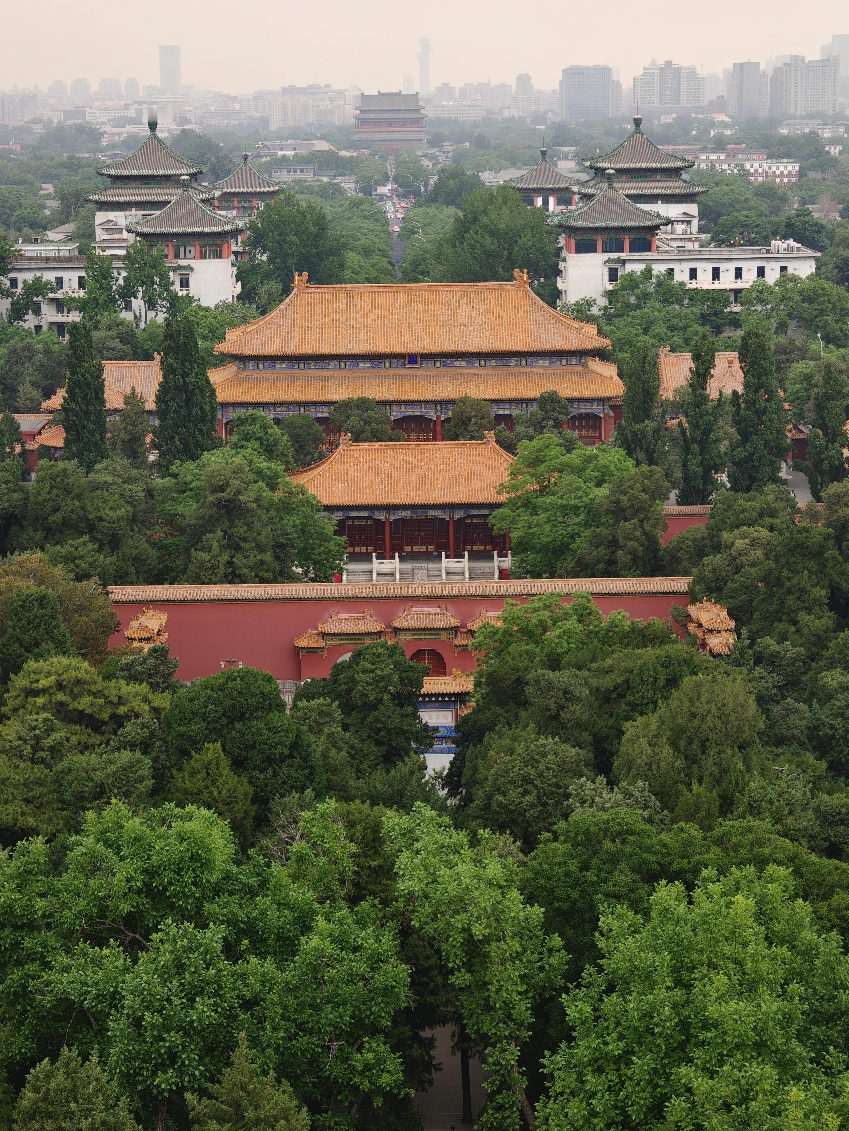 景山公园的万春亭，望出去的北京城。北京·万春亭
