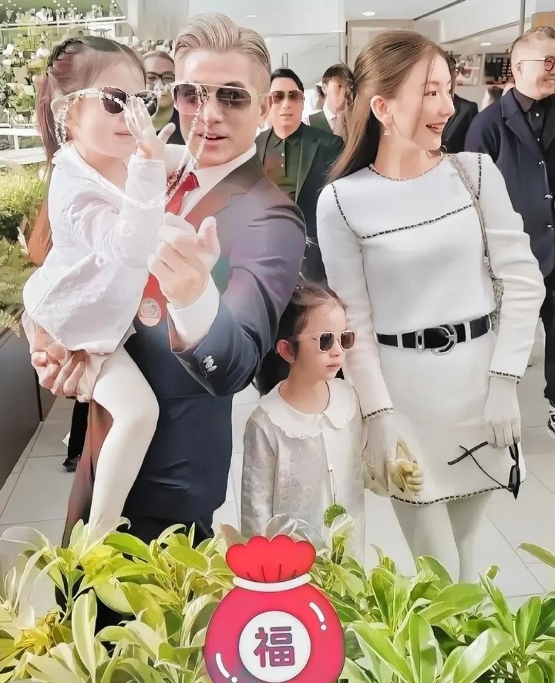 郭富城的大女儿叫咏希，小女儿叫咏萱，尤其是6岁的萱萱，特别机灵，特别像老爸郭富城