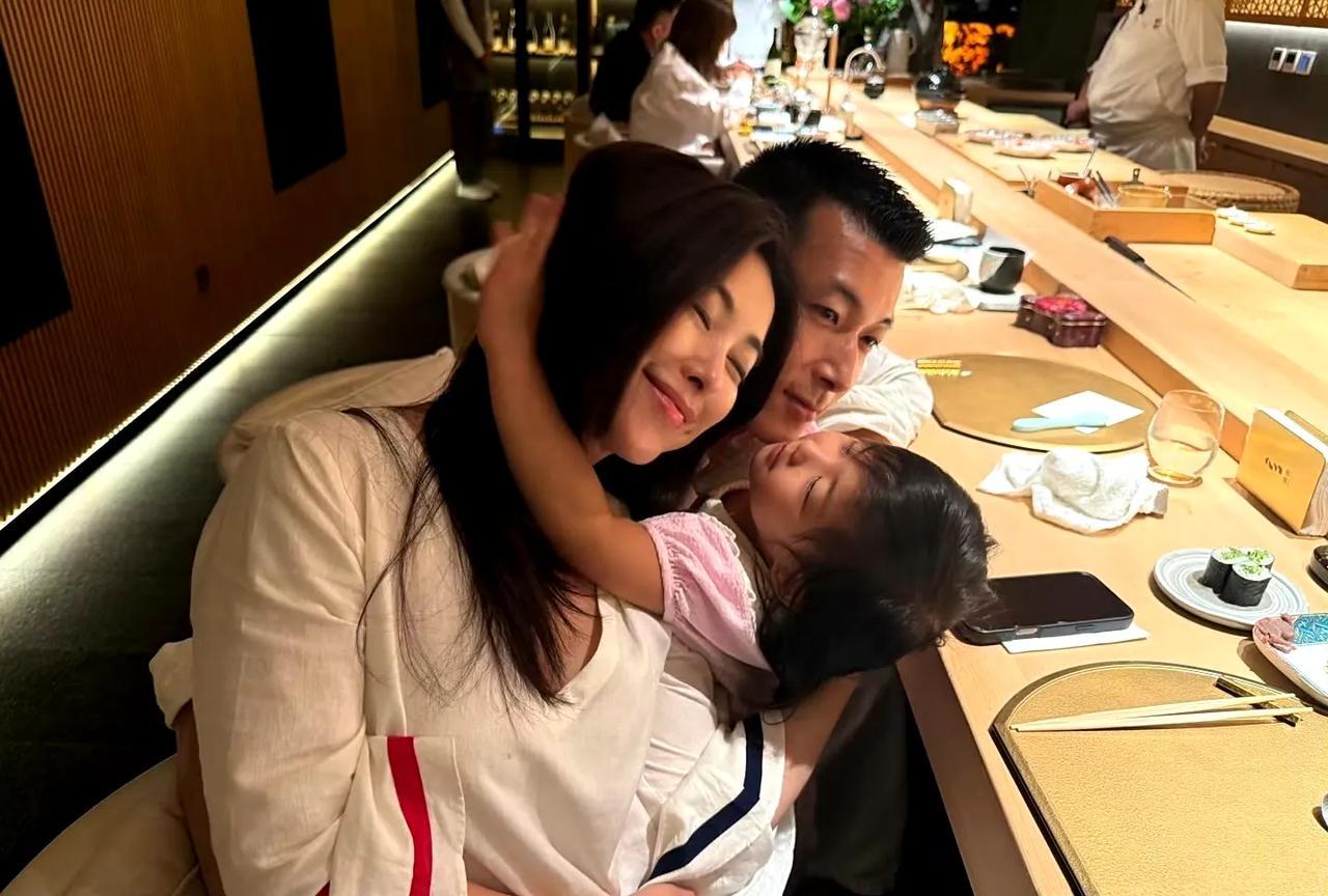 娱乐圈最幸福的女人，女明星就该学她，找一个帅气又顾家的好男人，戚薇、唐嫣也是这样
