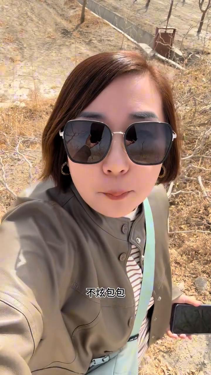 别惹新疆种地女人，家底你惹不起。新疆女人的顶级炫富是什么？我告诉大家，不炫包包