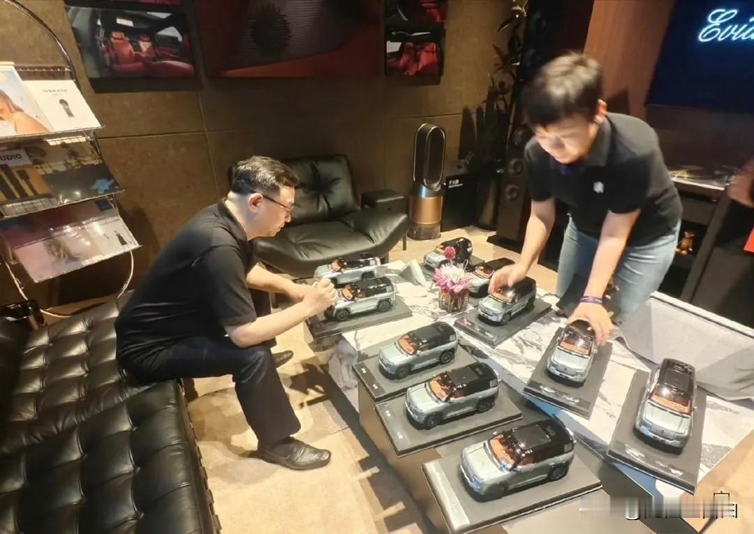 粤港澳车展，比亚迪总裁王传福正在为订仰望U8系列的车主送车模，王总亲自签名，说真