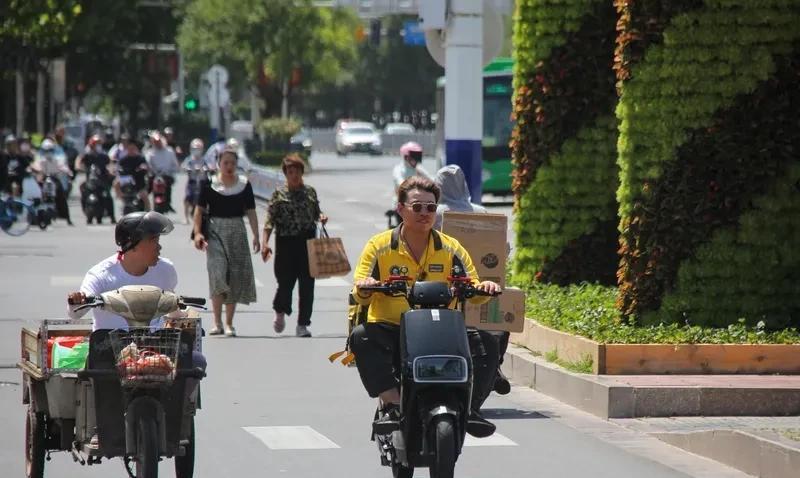 外卖“骑手帮扔垃圾”的确是一件新鲜事儿，也很有创意，必然会增加外卖的吸引点儿。一