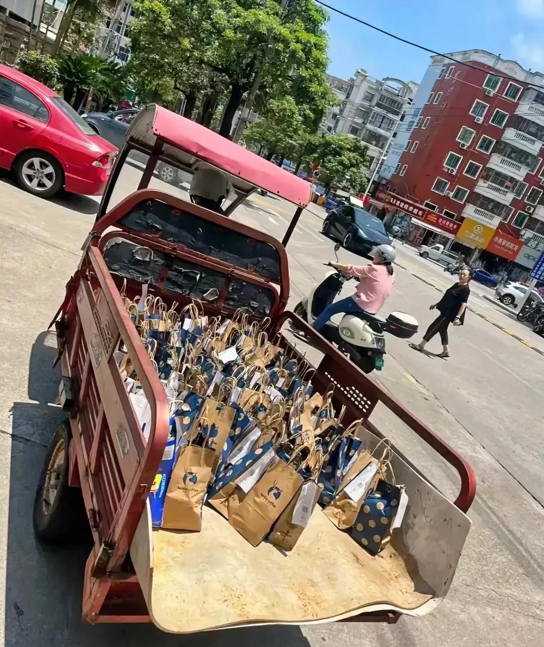 知道现在外卖卷，没想到卷成了这样！为这位外卖小哥点赞！思路一变，钱途无限