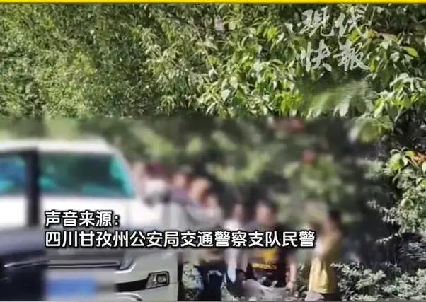 四川，一条马路上大家都在排队通行，一辆白色车辆想要逆行插队，前面的黑色车辆不让。