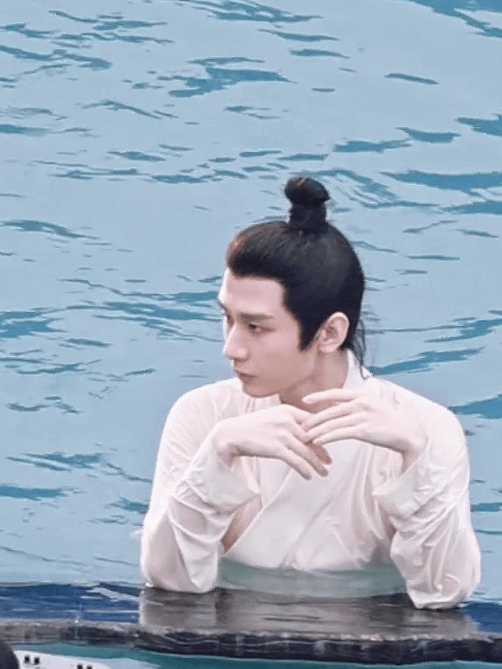 成毅这是在水里泡了多久啊，那双手惨白惨白的，看起来毫无血色，怪吓人的!据说