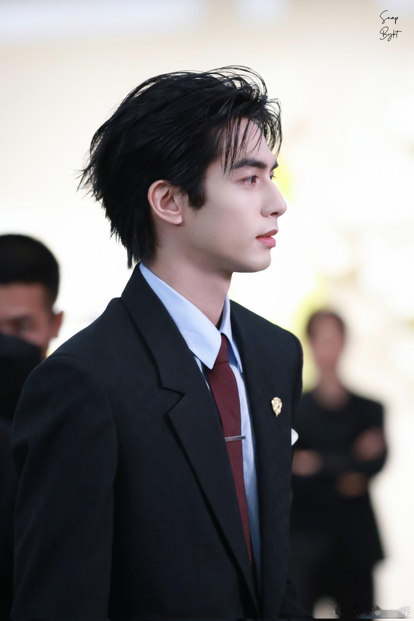 宋威龙闪耀泰兰德内娱出海神颜宋威龙名不虚传，曼谷活动现场的每一张生图，都能直接