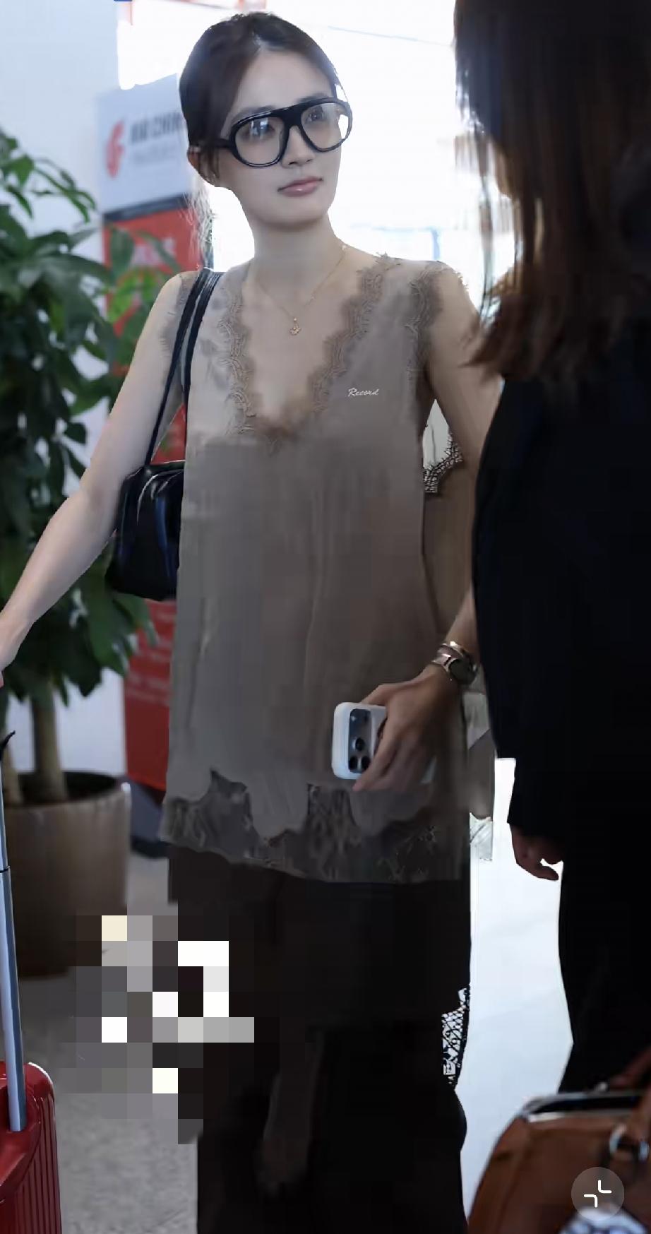 9月9日，徐璐独自现身北京机场去工作，竟然穿成这样，衣服一言难尽，虽是低V但又不