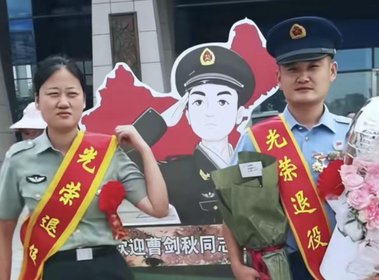 山东一位兵妈妈接退役儿子，结果儿子还没捂热，她先看中了另一位刚退伍的女孩，直接拉
