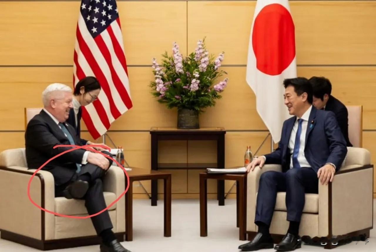 真是太具有讽刺的滋味！面对美国人跷二郎腿和他们打交道，日本人啥话也不敢说，还得