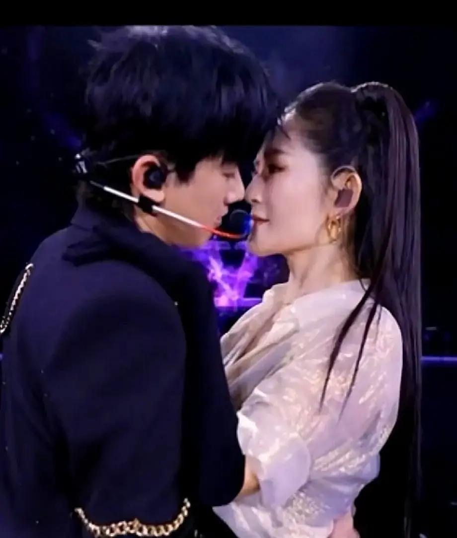 谢娜耳机卡住张杰脸，亲偏了直播里张杰唱完最后一句，转身去抱谢娜，耳机柄正好