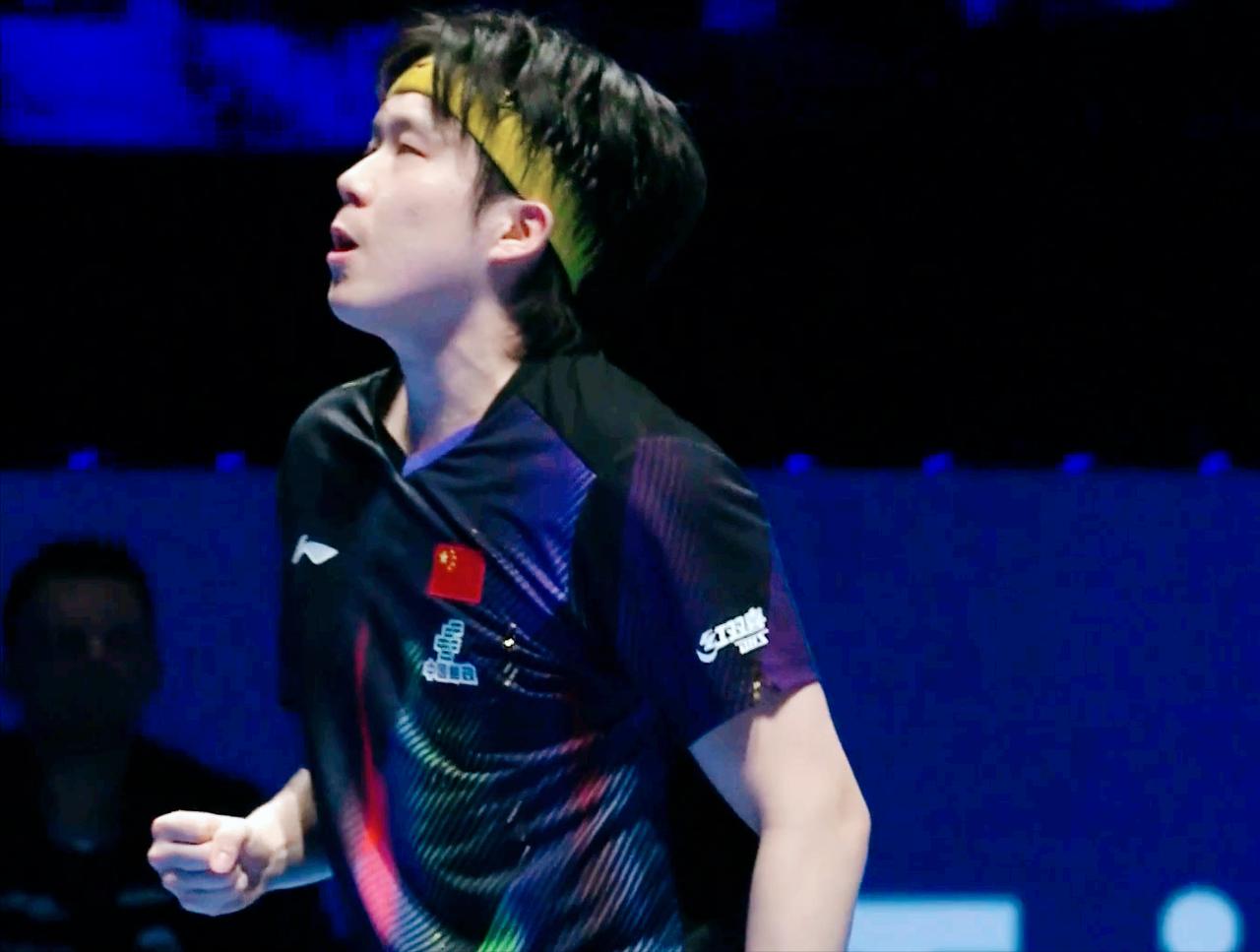 我去！王楚钦错过5个赛点，终于4:2拿下了！王皓急了！不要瞄，直接出手！侯