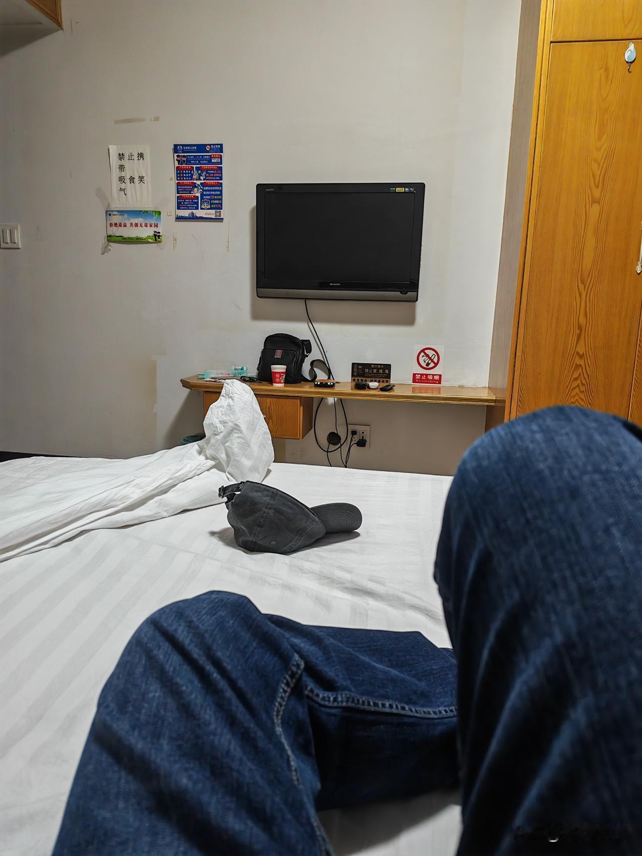 今天不回家了！就住在学校旁边的一家民宿里。小店100元一个晚上，我说我冬天可能有