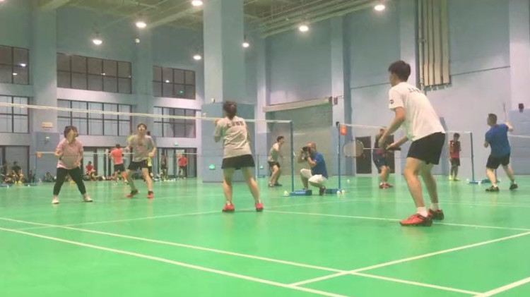 羽毛球双打讲究配合！看看这一对搭档的路数