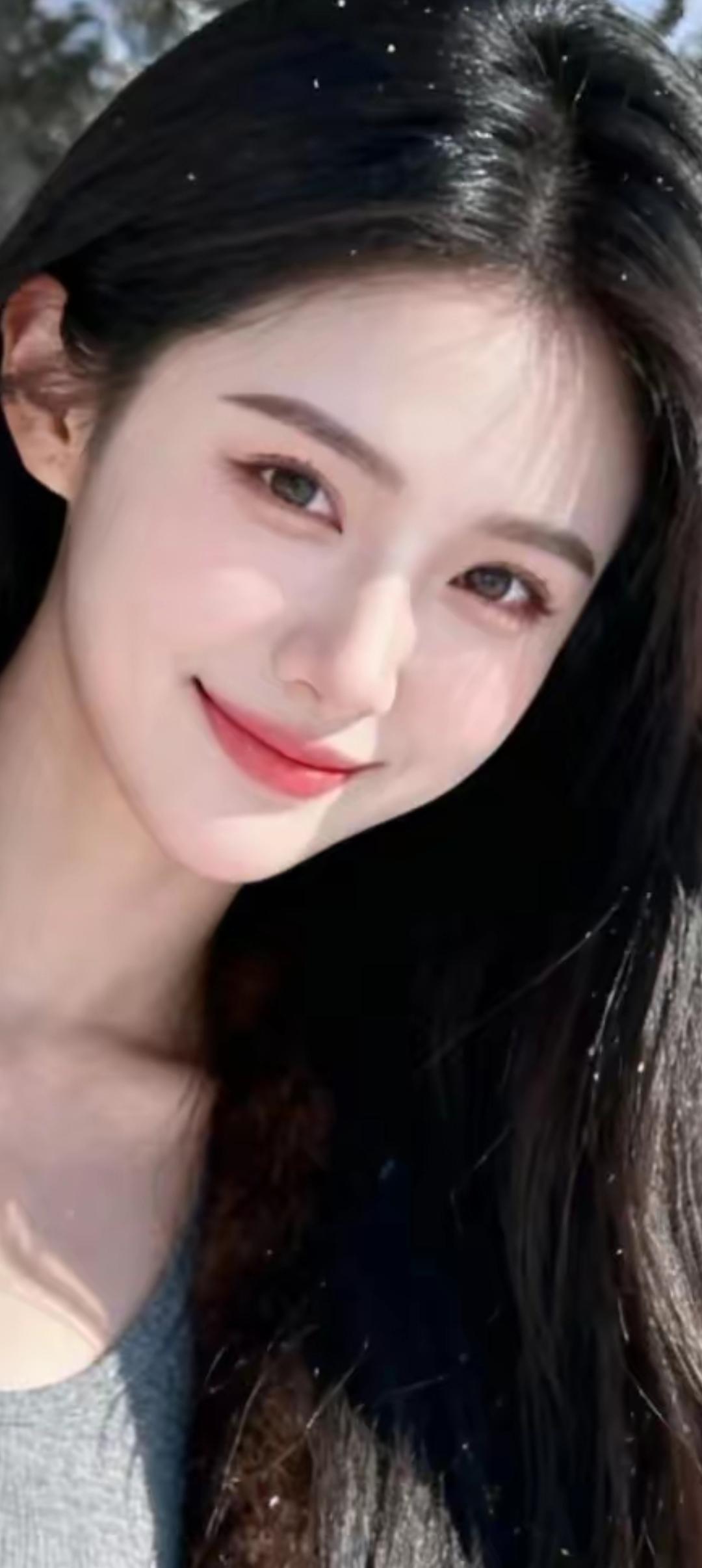 阳光下的微笑，温暖如春日阳光。🌞😊