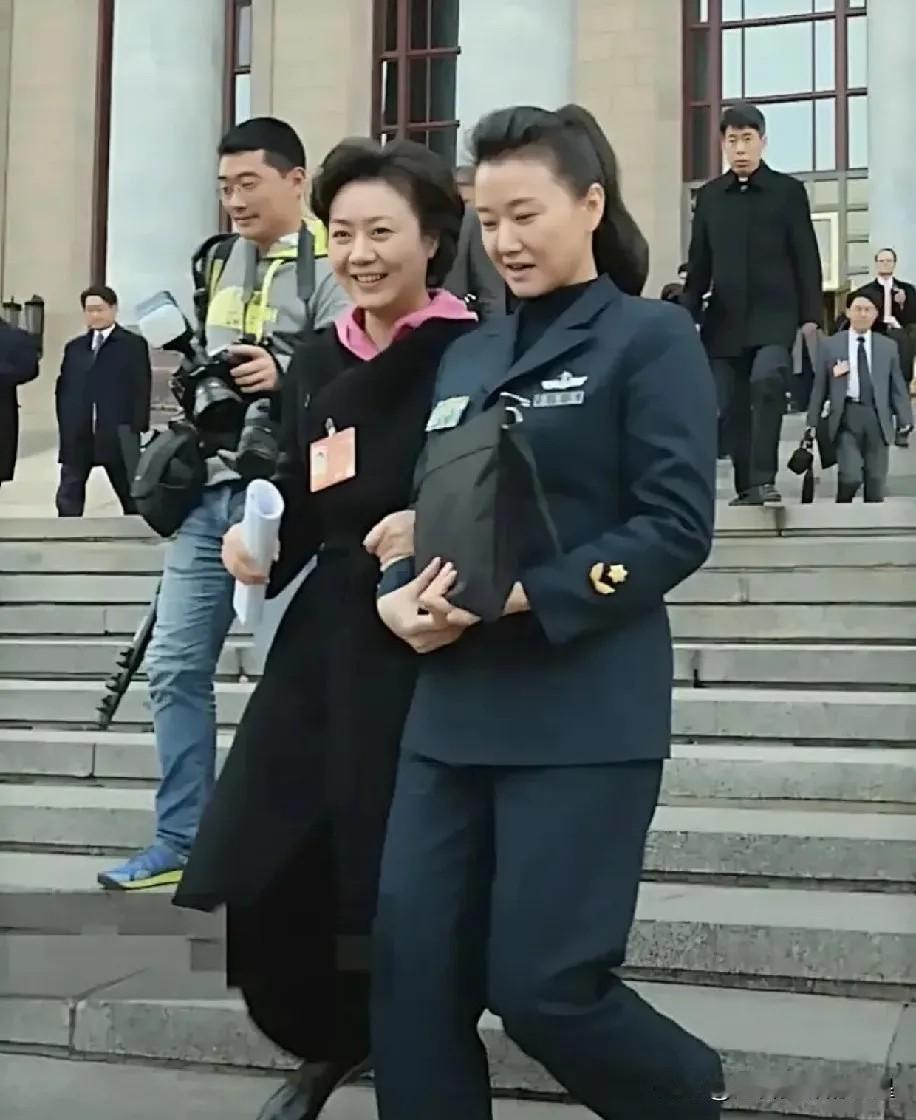 谁说美只是年轻人的专利？看看这两位艺术家！歌唱家宋祖英，快六十了，素颜依然光