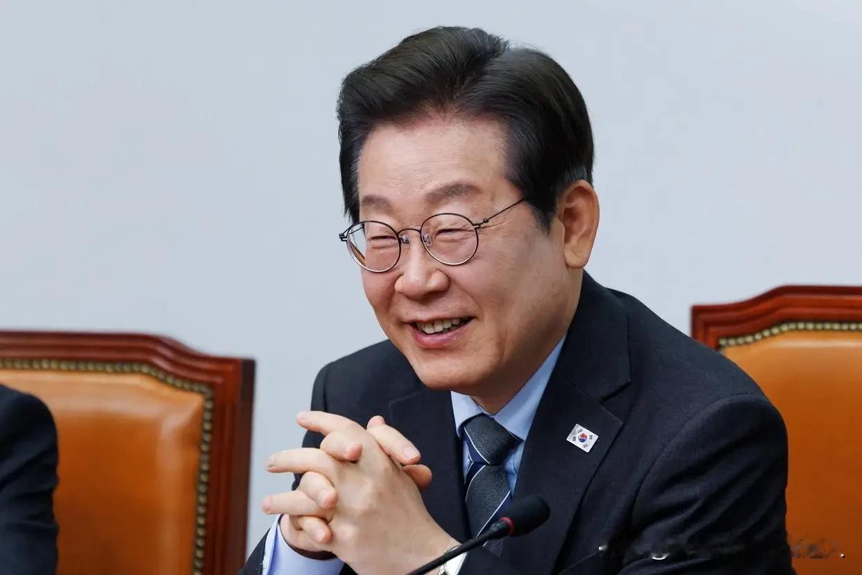 笑着谈，谈着堵！李在明这手漂亮！日本记者以为逮到机会，当场逼问韩日军事合作，李在