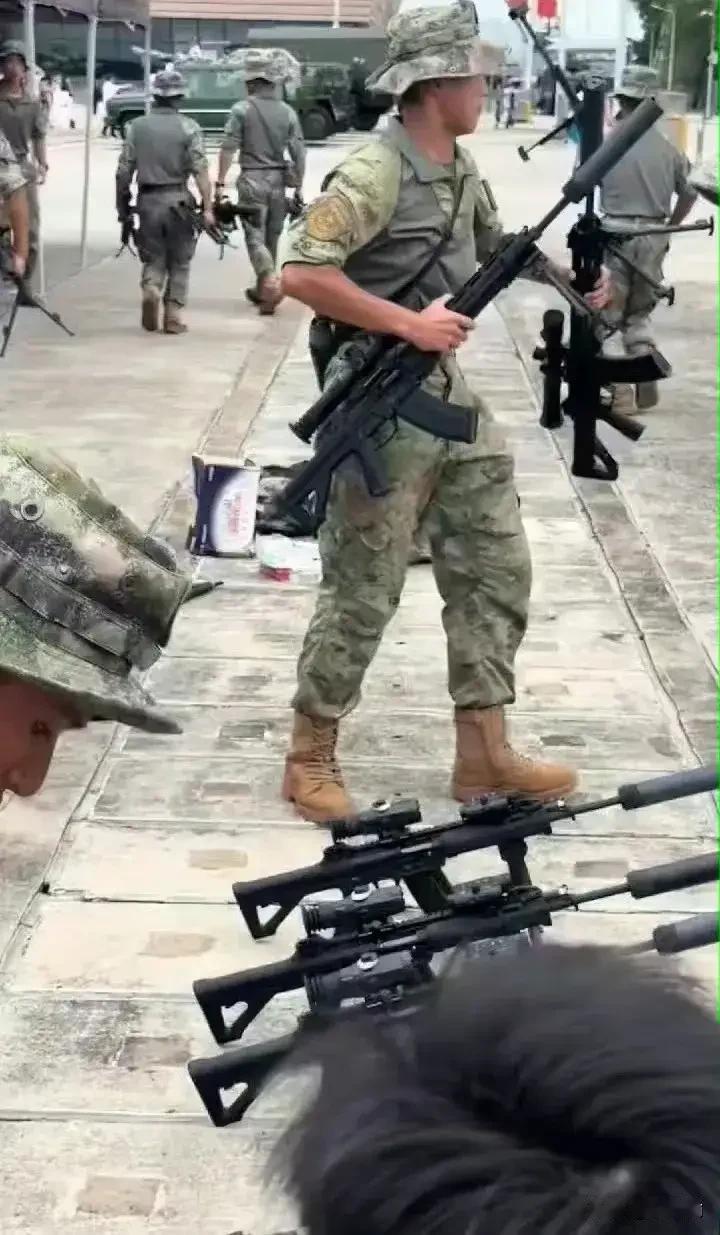 最近网上传咧几张照片，武警狙击手扛的QBU191精准步枪，还有驻港部队、蛟龙突击