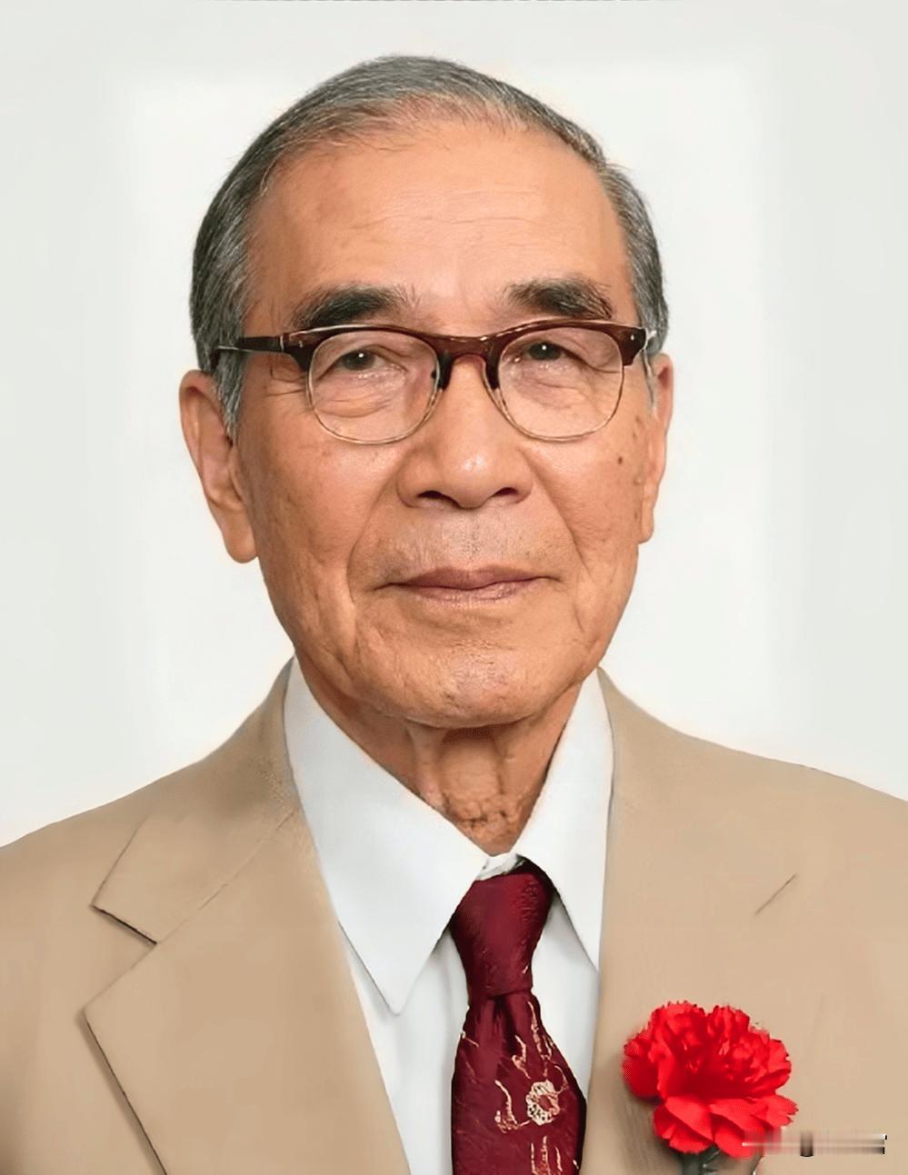 85岁的他喝迷糊了，把家里23岁的小保姆当成了自己老婆。保姆没有反抗，第二