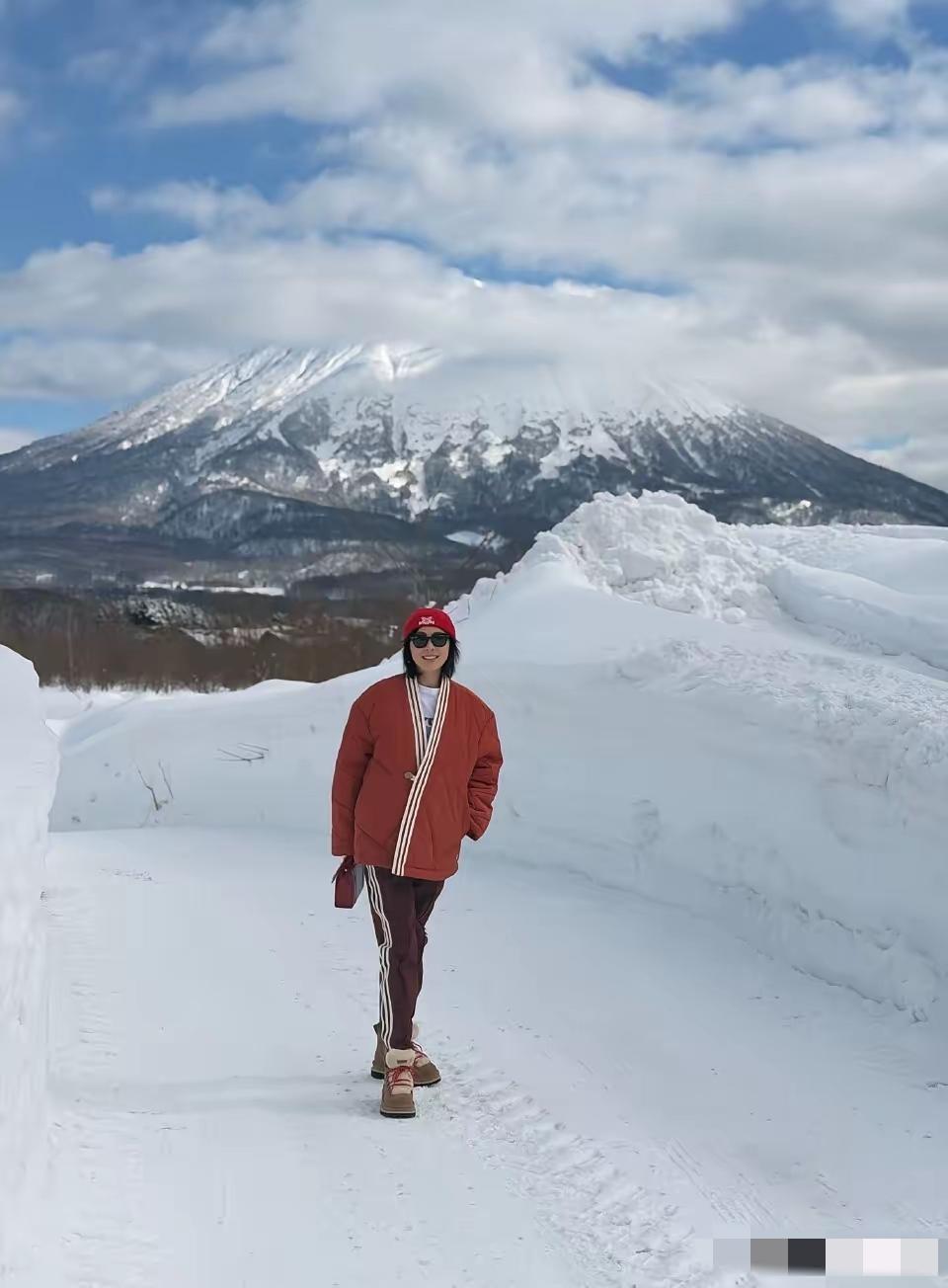 刘嘉玲与梁朝伟马年春节在日本度假，夫妻俩以富士山为背景甜蜜合影。60岁的刘嘉玲一