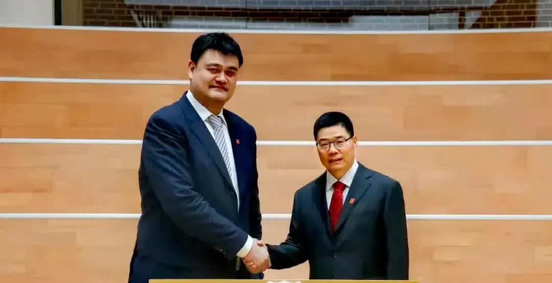 中国篮协又从专业的人干专业的事绕回到由行政管理的非专业人员来掌舵，姚明卸任篮协主