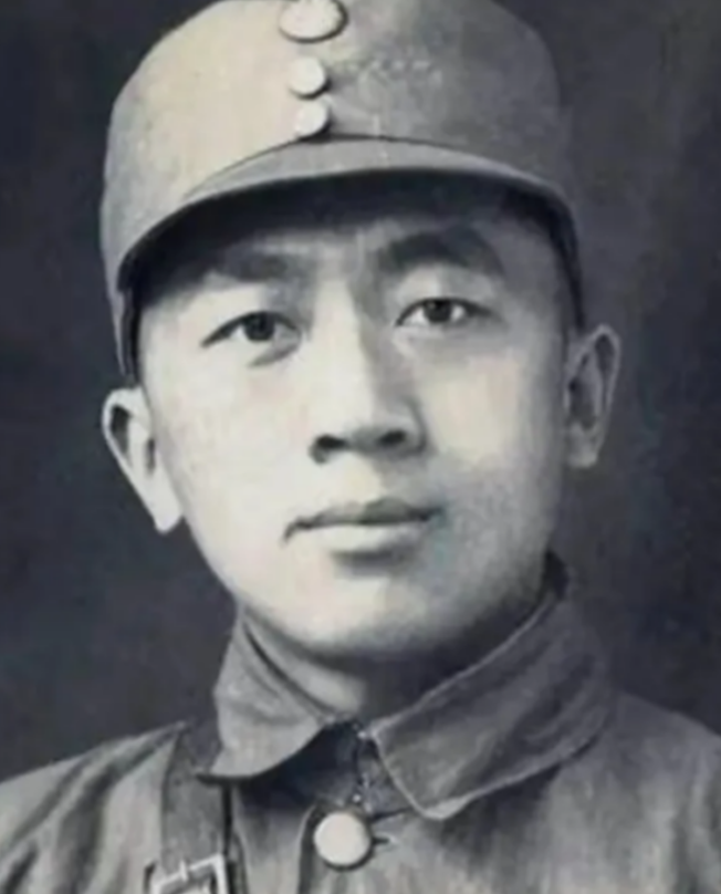 1942年，警卫递给粟裕一包烟，没想到粟裕看到烟盒和里面的字顿时脸色大变，并命令