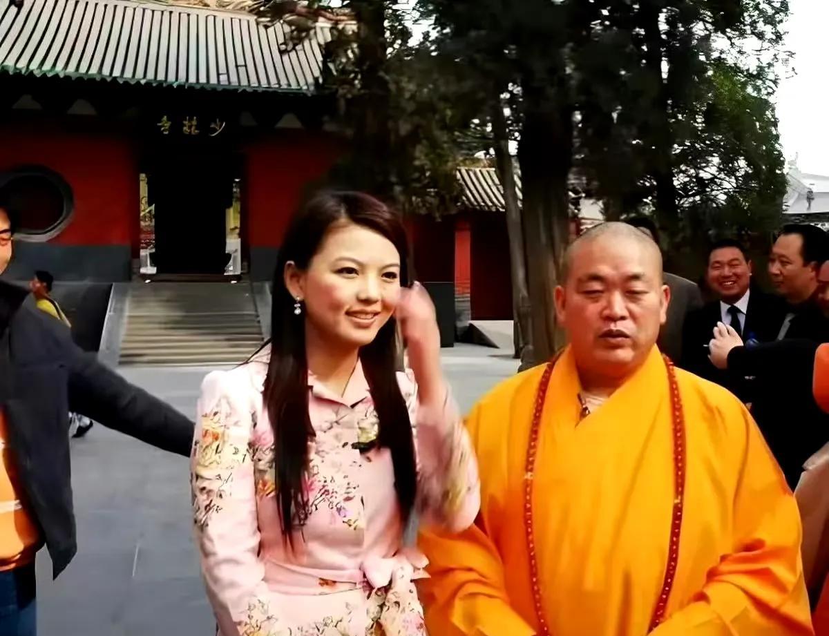 20年前，李湘去少林寺采访释永信时的照片。2006年李湘去少林寺做节目的视频截图
