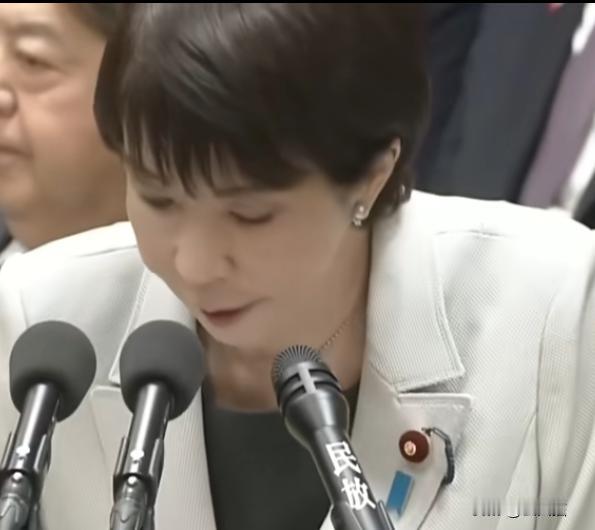 高市早苗支持率大跌6%，但支持者仍超75%；日本右翼支持打仗，却不想出钱据