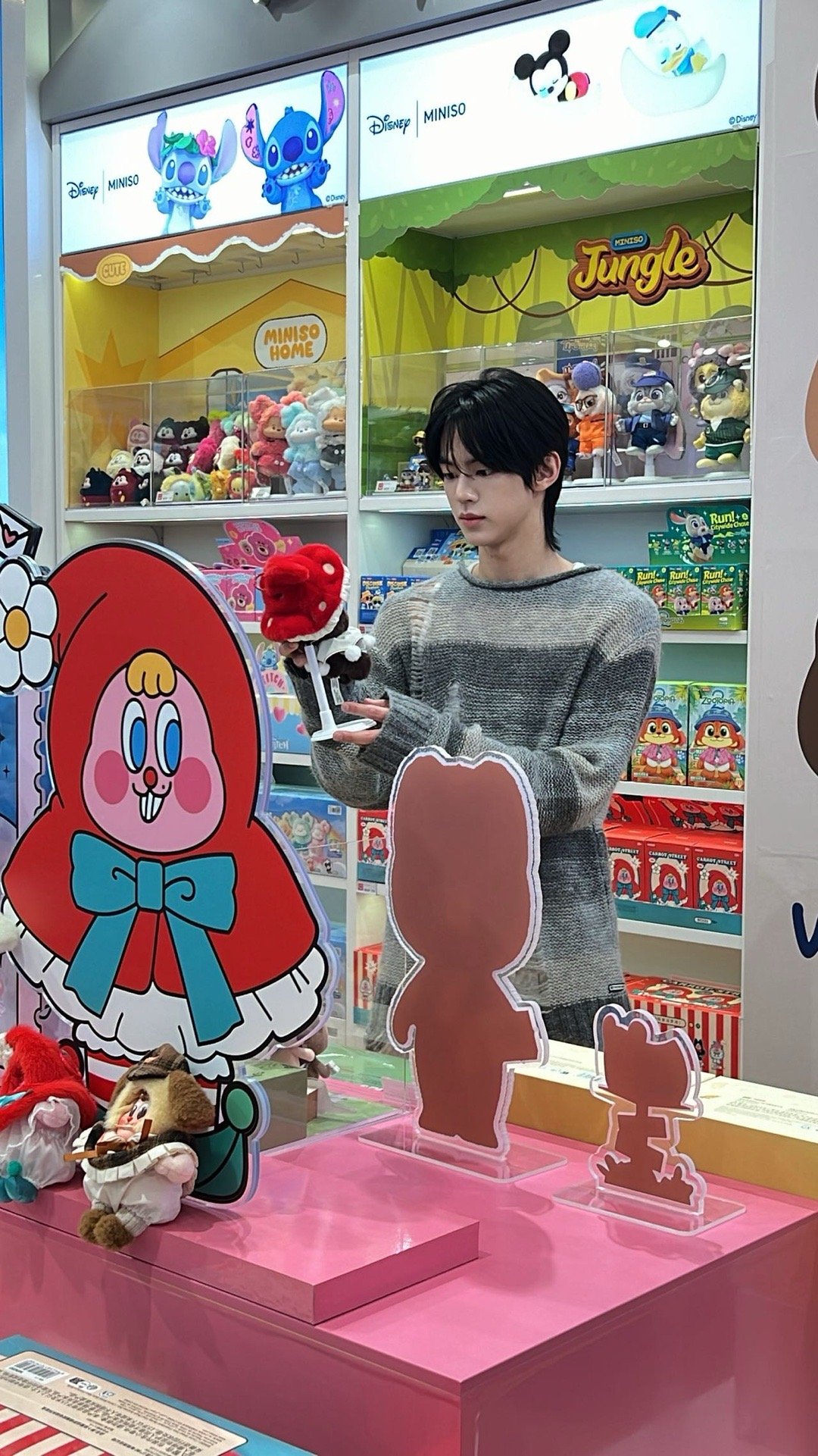 TWS就这么一路从首尔嗯嗯嗯到澳门从首尔的舞台到澳门的场馆，TWS带着标志性的