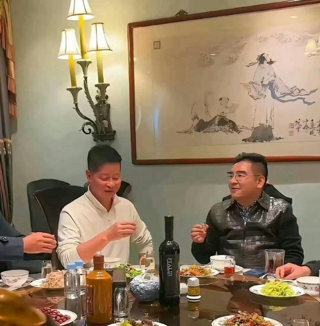 陈光标在家请客，桌上没摆什么山珍海味，其中有一盘炒花生米。朋友进门还以为走错