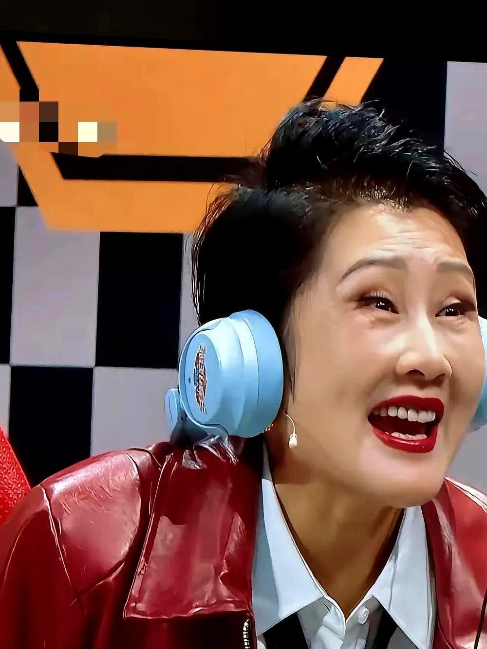 全网嘲笑她的脸，她却在砸影视圈的饭碗。一张同框照把张凯丽推上风口。紧绷的皮